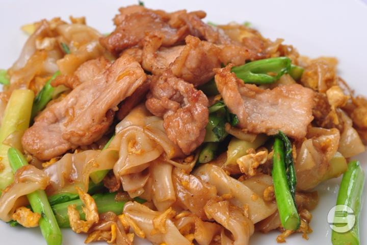 50. Gebratene Reisnudeln mit Thailändischem Broccoli und Rindfleisch - Moreeda *
