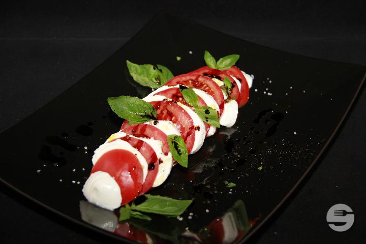 Tomaten Salat mit Büffel Mozzarella - Hotel Bramen