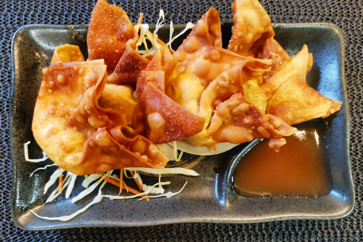 008. Raviolis WunDun frit au poulet - Au Sakura Sushi