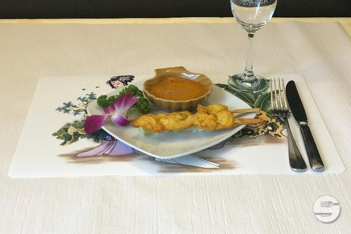 204. Chicken skewers with peanut sauce - Restaurant Royale Chinois