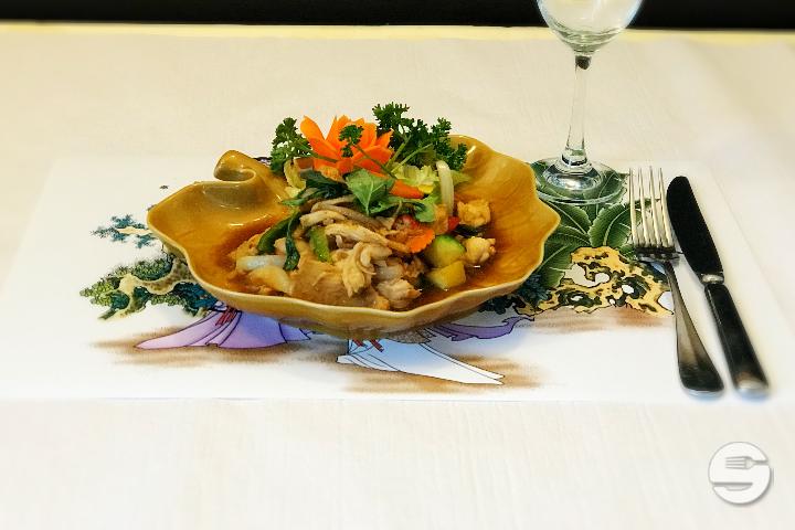301. Chicken fried with Thai basil - Restaurant Royale Chinois