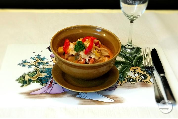 302. Poulet Massaman au curry jaune, lait de coco, tamarin - Thaï Délices