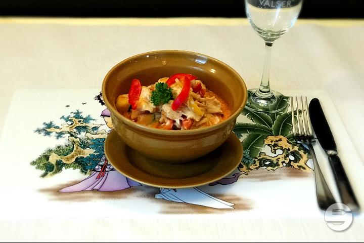 303. Fried chicken with red curry - Restaurant Royale Chinois
