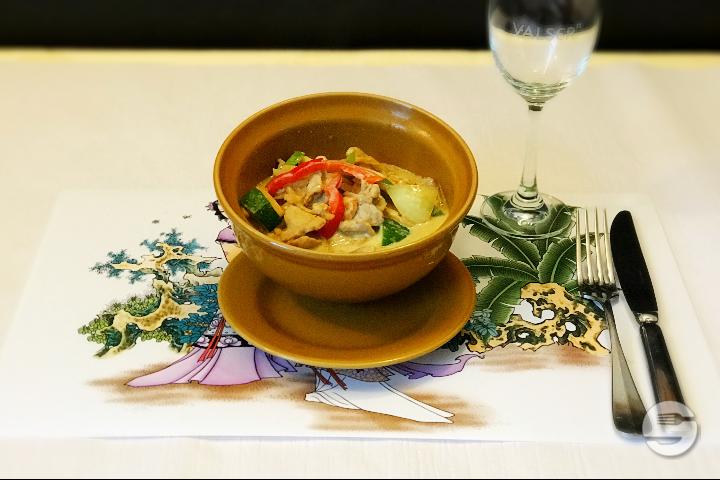 403. Pork with red curry and coconuts milk - Restaurant Royale Chinois