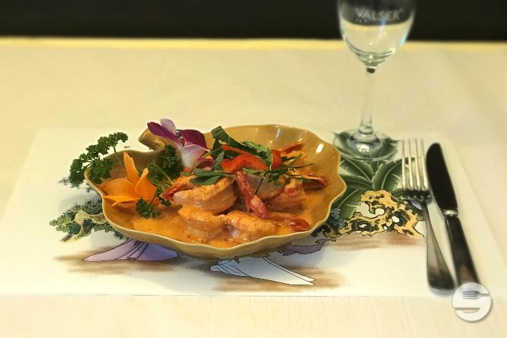 803. Shrimps with red curry and pineapple - Restaurant Royale Chinois