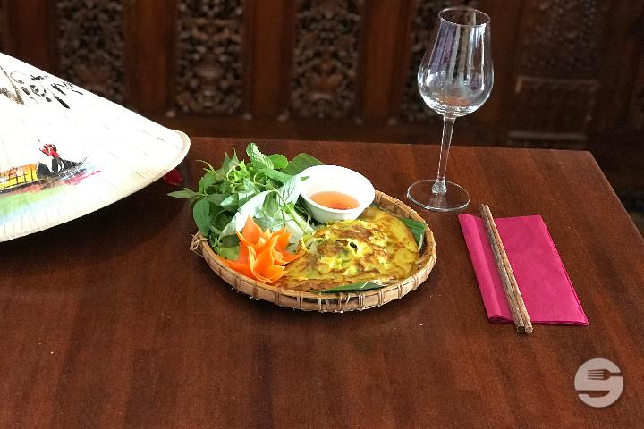 6- Crêpe Vietnamienne Poêlée au Soja, Crevettes et Porc - Hoian BBQ