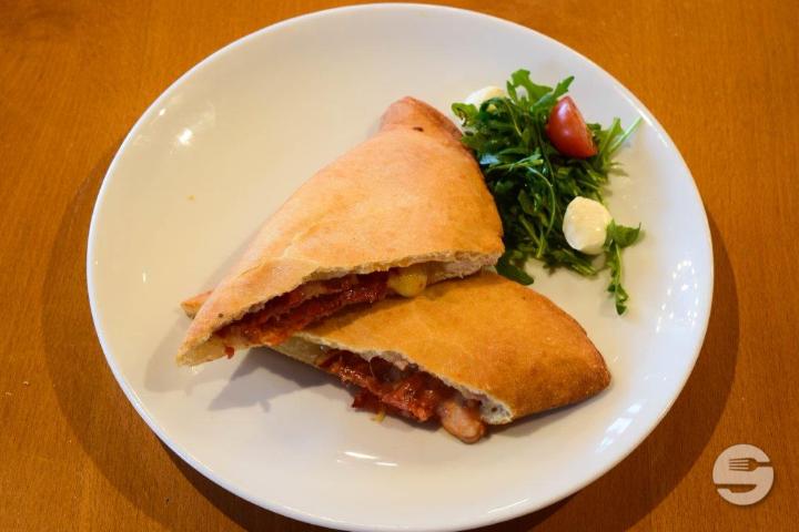 Pizza-Fritta (Calzone) Salame piccante - Valentina Pasta e Pizza (Kloten)