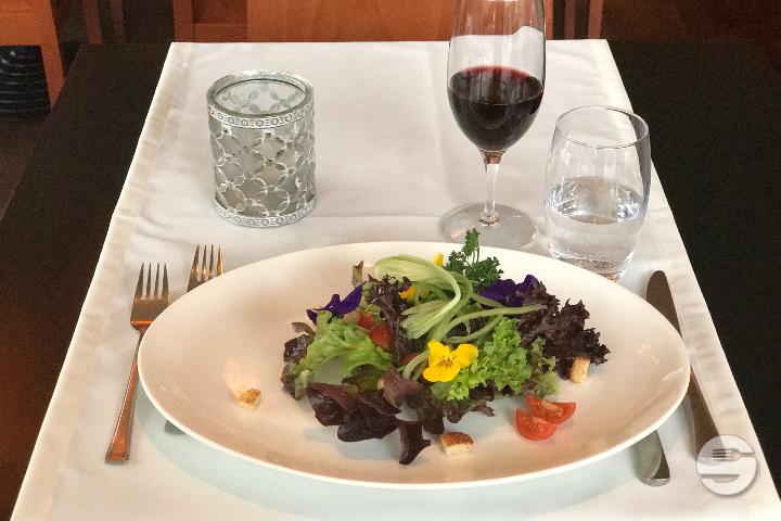 Leaf salad with flowers and herbs (gluten-free + vegan) - Fyero Restaurant