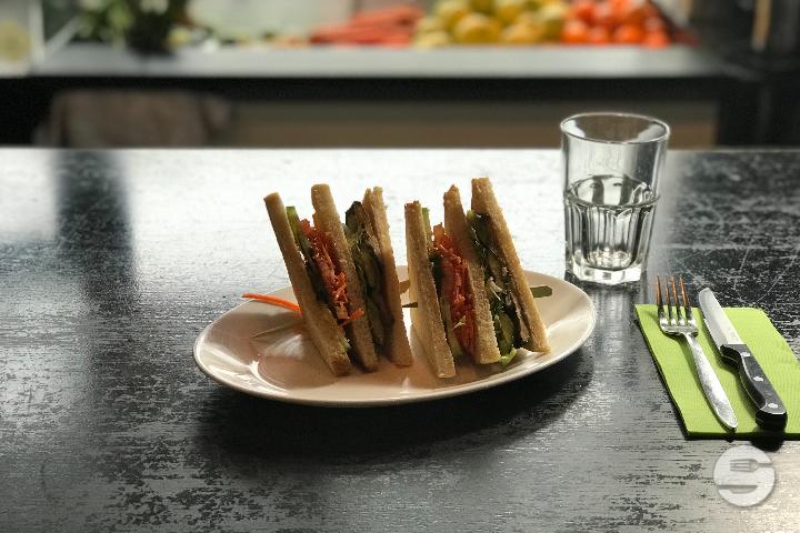 Mega Club - Blaqk Burger