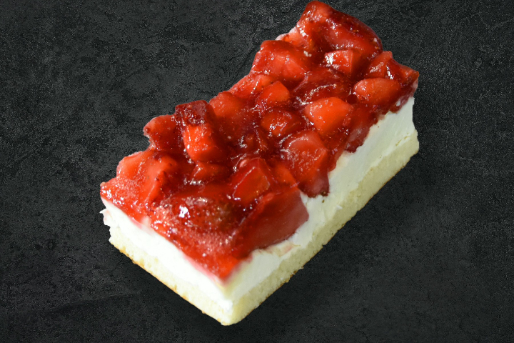 Strawberry cake - Blaqk Burger