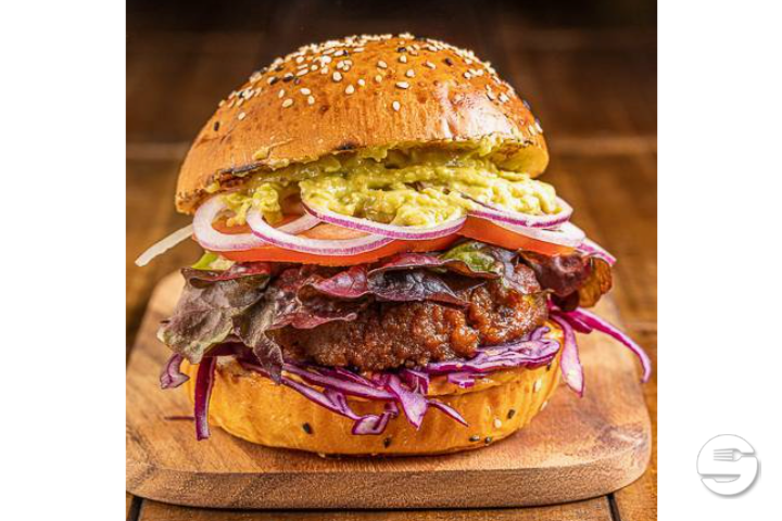 Deluxe Classic burger - Blaqk Burger