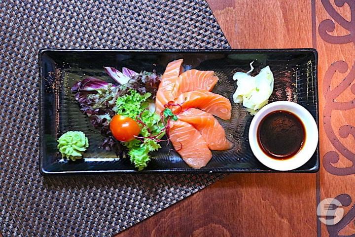 Tataki Angebratener Sashimi Thunfisch Mit Sesamgurkensalat — Rezepte Suchen