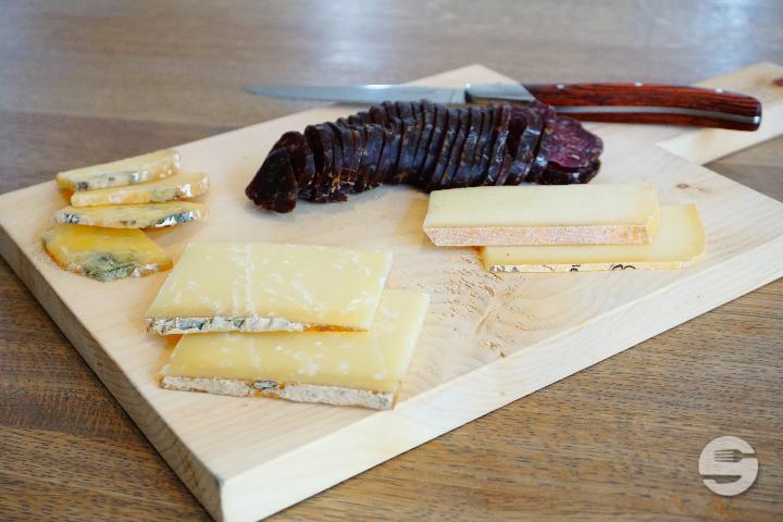 Apero Plättli mit Wurst vom Omoso Jung-Rind und Jumi-Chäs - Wilder Mann