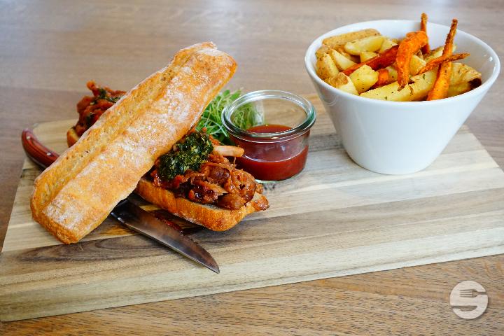 Wild Meat Sandwich mit gezupftem Wildschwein-, Hirsch- und Rehfleisch (16-Stunden geschmort), Minzen-Chimchurri und zweierlei Pommes Frites - Wilder Mann