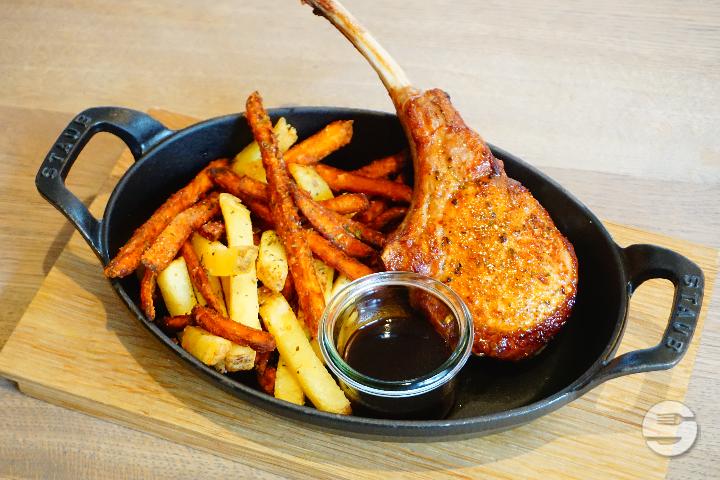 Schweinskotelette Royal mit hausgemachter Café-de-Paris und zweierlei Pommes frites - Wilder Mann