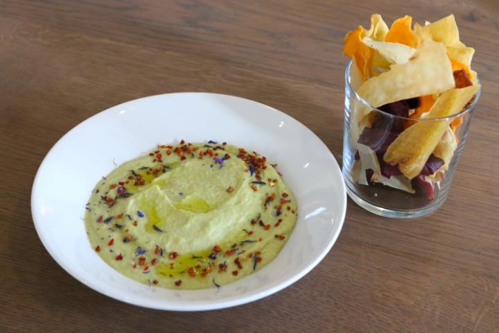 Geröstete Blumenkohlcrème zum Dippen mit hausgemachten Gemüse-Chips - Wilder Mann
