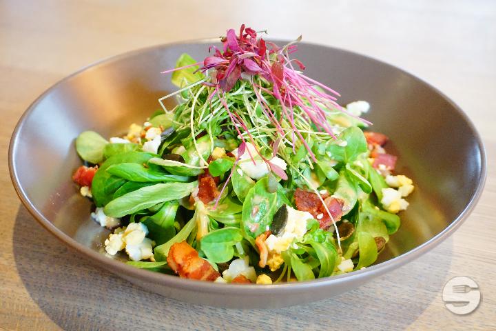Nüsslisalat mit gehacktem Ei und gebratenem Speck an Hausdressing - Wilder Mann