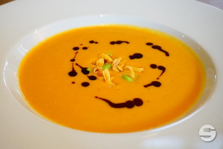 Kürbis-Kokossuppe mit gedörrter Ananas und Edamame - Wilder Mann