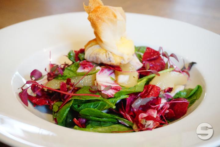 Salat aus Cicorino und Spinat mit Birne, Ziegenkäse und Pekannuss - Wilder Mann