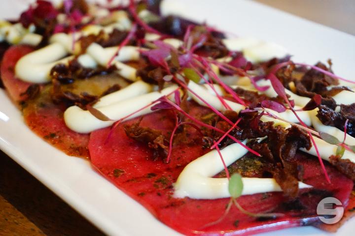Farbiges Randen-Carpaccio mit Blauschimmel-Käse und knusperigem Rinder-Herz - Wilder Mann