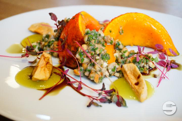 Gebackener Hokkaido-Kürbis mit Honig-Nussvinaigrette und Granny-Smith-Apfel - Wilder Mann