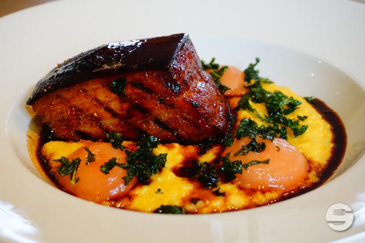 Mit Rum & Honig marinierter Schweinebauch vom Grill auf luftiger Polenta mit frittiertem Federkohl - Wilder Mann