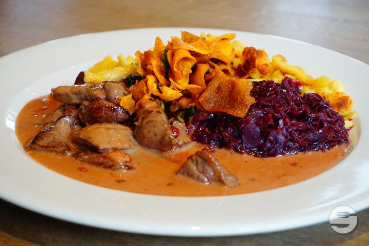 Rehgeschnetzteltes an Preiselbeer-Amarettosauce mit Quark-Spätzli* und Rotkraut - Wilder Mann