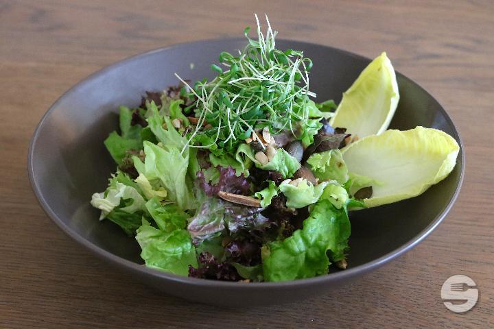 Blattsalat mit Hausdressing - Wilder Mann