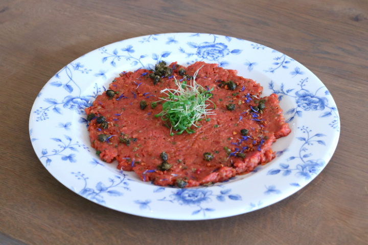 Beef Tatar mild /mittel/scharf mit getoastetem Hausbrot - Wilder Mann