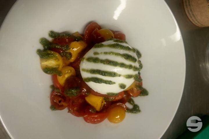 Bunte Cherry Tomaten, Pesto, Mango und Bueffelmozzarella - Wilder Mann