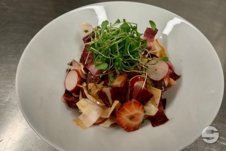 Zweifarbiger Chicorée Salat mit Erdbeeren, Radieschen und Cashews - Wilder Mann