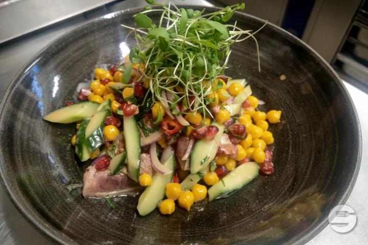 Salat vom gegrillten Lammnierenstueck (NZ) mit Gurke, Kichererbsen, Minze, Chilli und Granatapfel - Wilder Mann