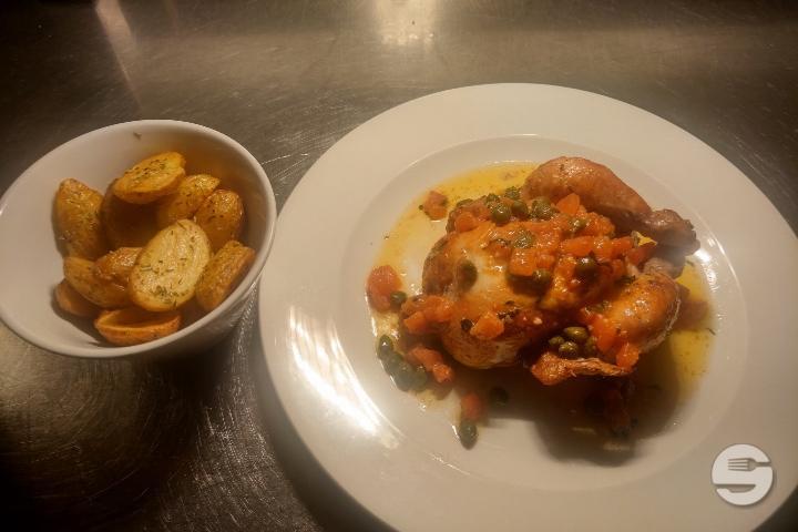 Mistkratzerli (dauert 25 min) mit in Butter geschwenkten Tomaten, Kapern, Petersilie, Zitrone und Bratkartoffeln - Wilder Mann