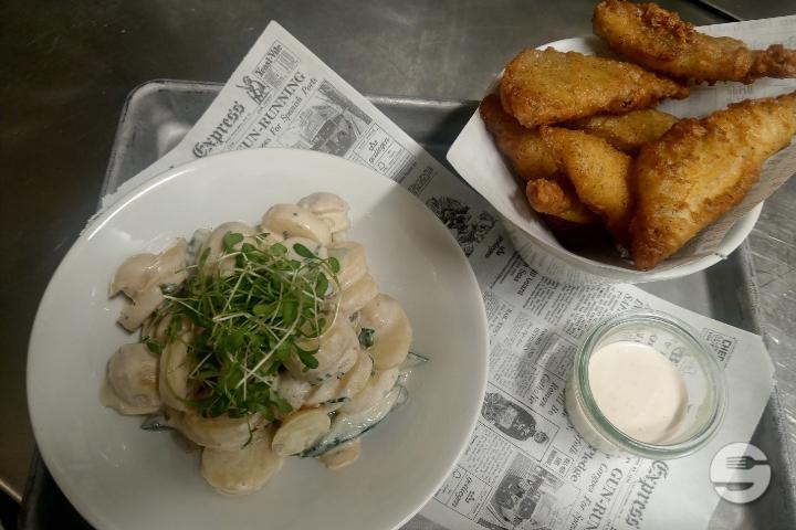 Eglichnusperli im Bierteig mit Gurken Kartoffelsalat und Knoblauch Dip - Wilder Mann