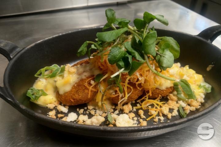 Süsskartoffel Haferküchlein mit fermentierten Karotten, Mangosalsa und Kokoscrumble - Wilder Mann