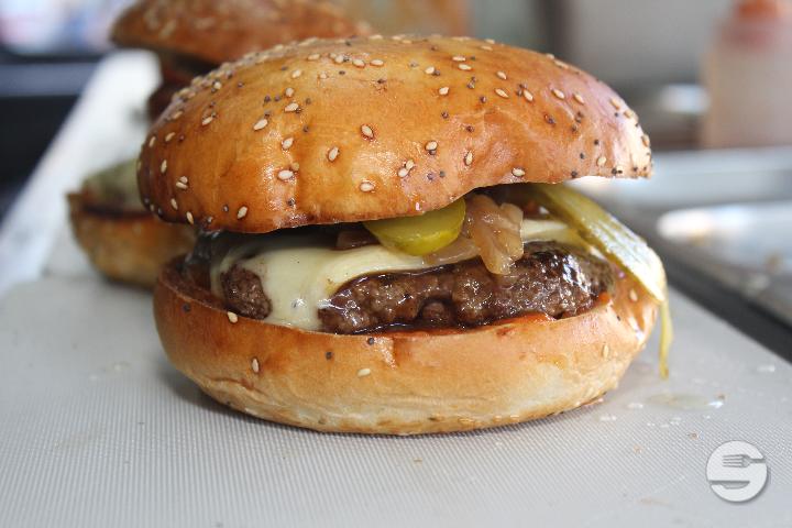 Swiss Burger - The Food Bus (Pérolles)