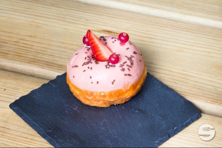 Donut Fraise - L'Artisan Sandwich