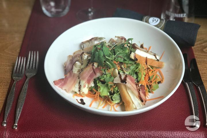 Salade de chèvre chaud au miel et lard grillé - Brasserie Le Boulevard 39