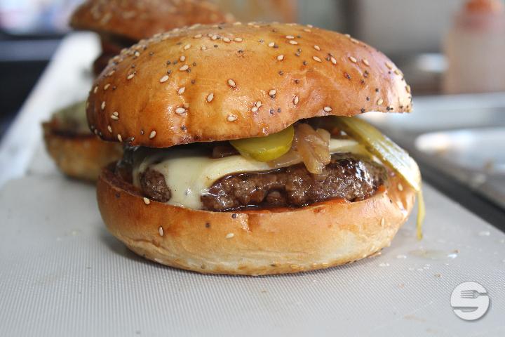 Swiss Burger - The Food Bus (Jardin du Domino)
