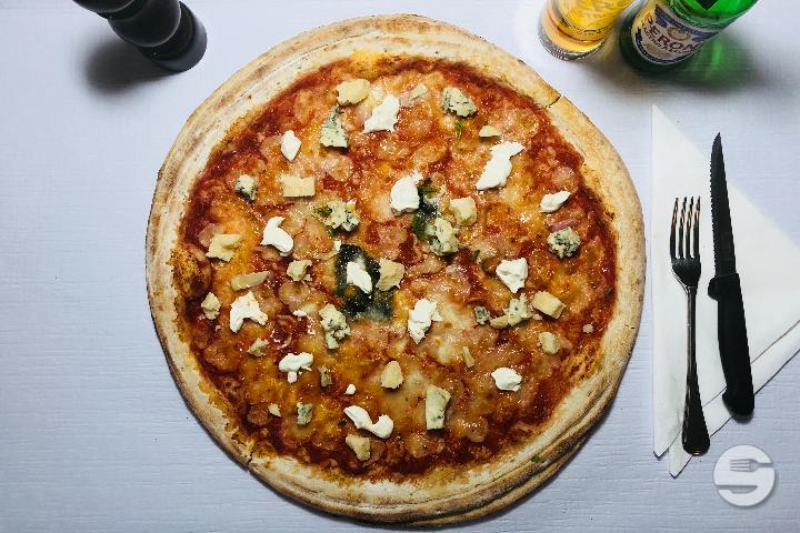 Pizza Formaggi XXL - Ristorante Pizzeria Bella Donna