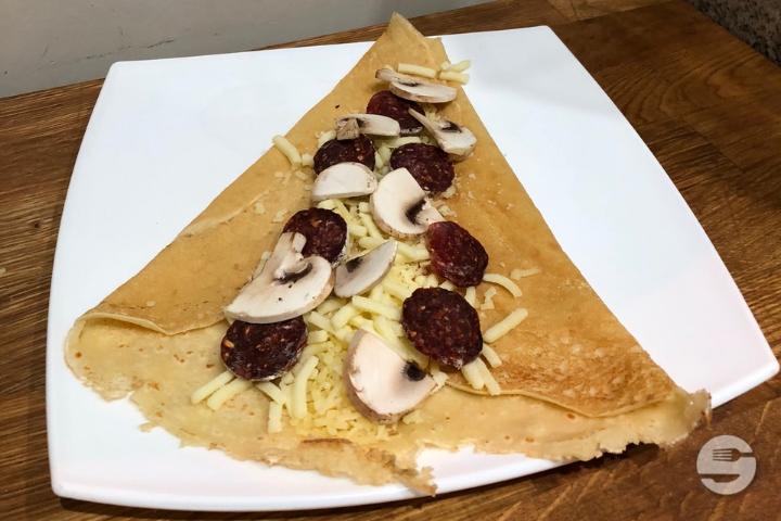 Crepe 4 cheese, salami sujuk and mushrooms - Le 35 Pizzeria