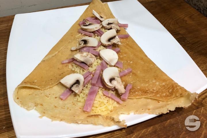 Crepe 4 cheese, ham and mushrooms - Le 35 Pizzeria