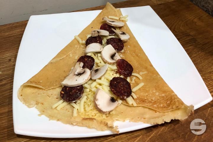 Crepe gruyère, spicy sujuk and mushrooms - Le 35 Pizzeria