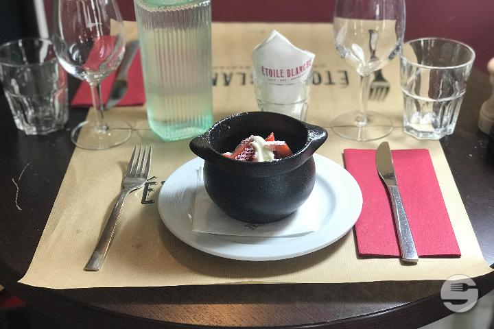Strawberries and Raspberries, Double Cream and Meringue - Les Brunchs