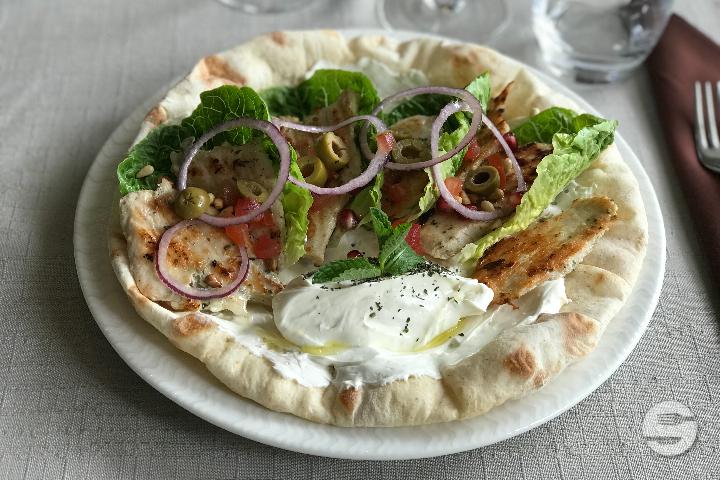 Chich chicken taouk marinated in yogurt and sweet spices - Yo'Mo Lounge