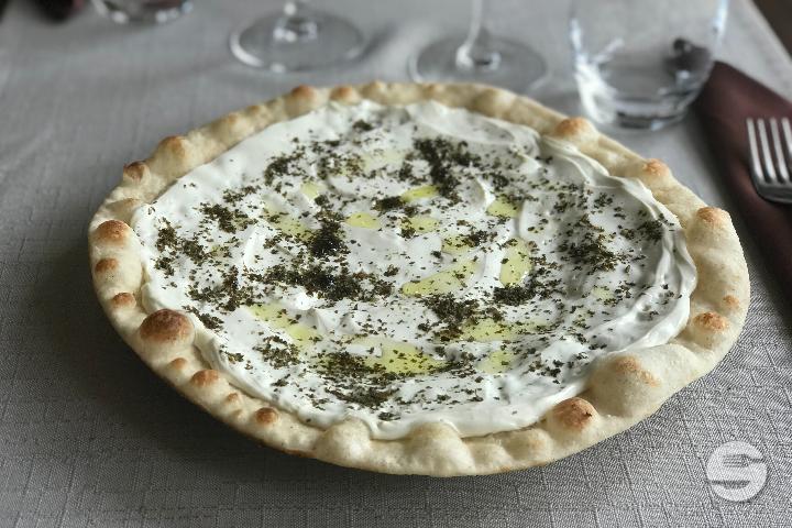 Labneh et zaatar - Yo'Mo Lounge