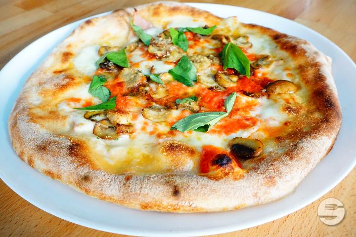 Pizza Prosciutto e funghi - 4 Leoni Siracusa