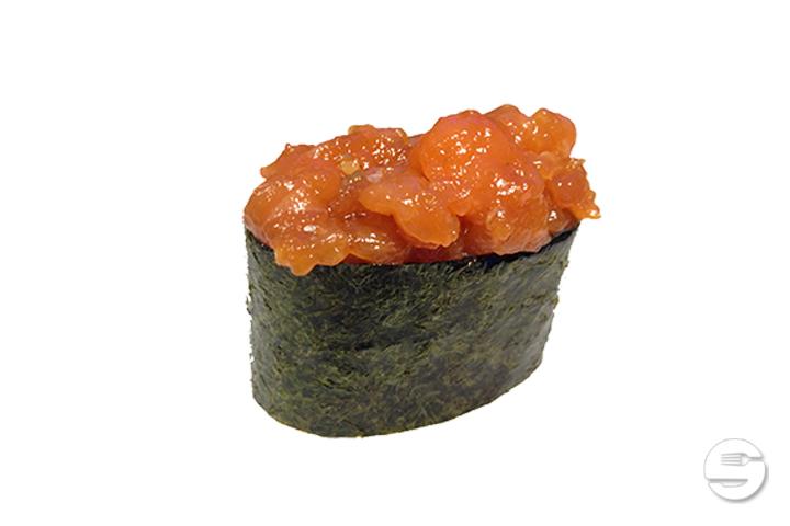 23. Spicy Lachs Gunkan - Okinii