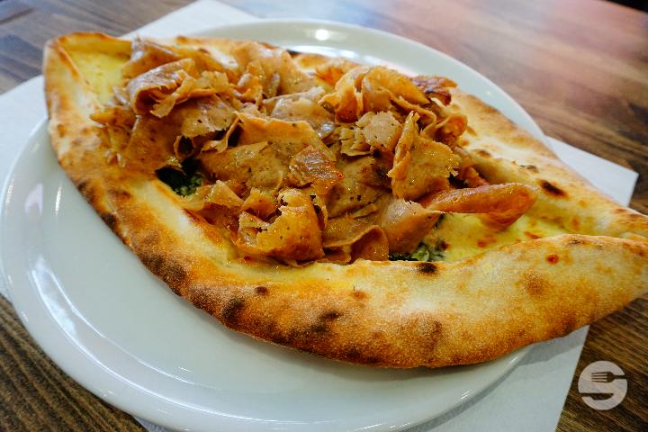Pide mit Kebabfleisch - Maihof