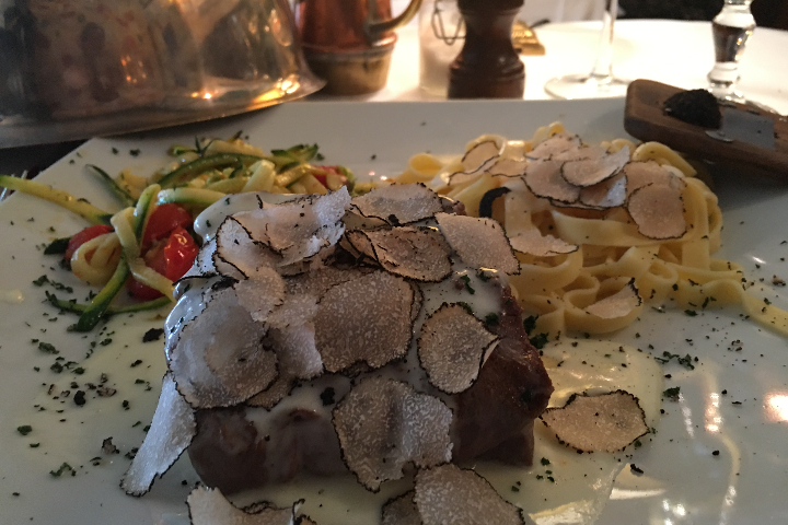 Creamy Sirloin Beef, fresh truffle grated (10gr) and eggs Tagliatelle and vegetables - Au Jeu de l'Arc